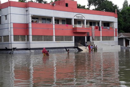 লালমনিরহাটে বানভাসি মানুষের আশ্রয়কেন্দ্রটিও পানিবন্দী!
