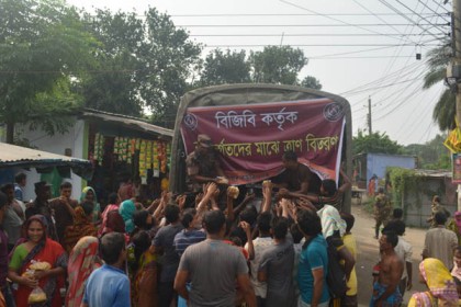 দিনাজপুরে বন্যার্তদের মাঝে ত্রাণসামগ্রী বিতরণ
