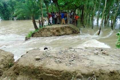আত্রাই নদীর বেড়িবাঁধে ভাঙন, ৩০ গ্রাম প্লাবিত