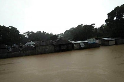 ধোবাউড়ায় বন্যা পরিস্থিতির অবনতি, পানিবন্দী ৮০ হাজার মানুষ
