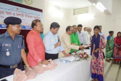 পার্বতীপুরে ক্ষুদ্র ও নৃ-গোষ্ঠীর মাঝে উপবৃত্তির অর্থ ও মশারি বিতরণ 