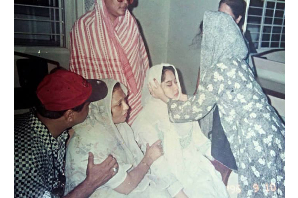 সালমান শাহ'র মৃত্যুর পর তোলা সামিরার এই ছবিটি ভাইরাল