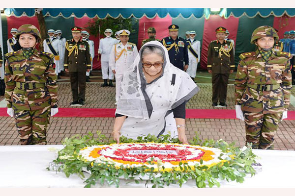 টুঙ্গিপাড়ায় বঙ্গবন্ধুর সমাধিতে প্রধানমন্ত্রীর শ্রদ্ধা