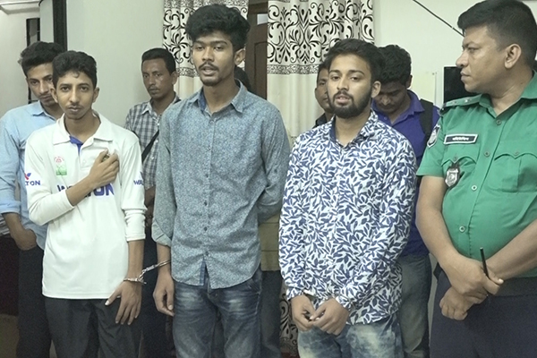 বরিশালে পুলিশ কর্মকর্তাকে মারধর, ৩ ছাত্রলীগকর্মী আটক