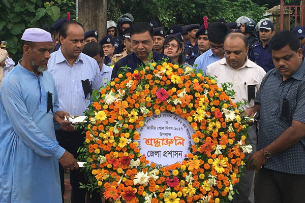 শোক দিবসে রাঙামাটিতে বঙ্গবন্ধুর ম্যুরালে পুষ্পস্তবক অর্পণ