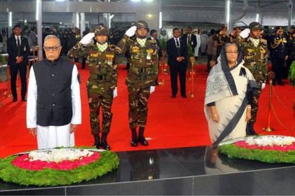 বঙ্গবন্ধুর প্রতিকৃতিতে রাষ্ট্রপতি-প্রধানমন্ত্রীর শ্রদ্ধা
