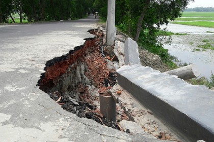 হস্তান্তরের আগেই টাঙ্গাইলের মোকনা সড়কের বিভিন্ন অংশে ধস