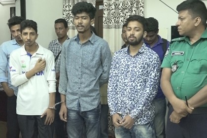 বরিশালে পুলিশ কর্মকর্তাকে মারধর, ৩ ছাত্রলীগকর্মী আটক