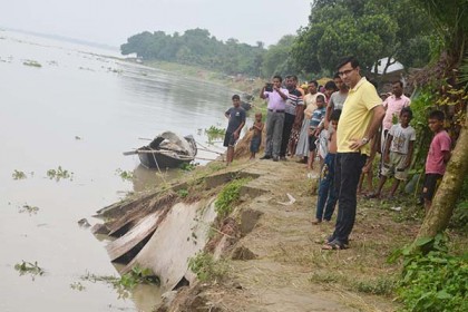 পদ্মায় ধসে পড়ছে সিসি ব্লক, হুমকির মুখে লালপুরের ৬ গ্রাম
