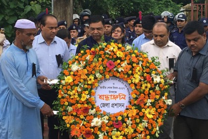 শোক দিবসে রাঙামাটিতে বঙ্গবন্ধুর ম্যুরালে পুষ্পস্তবক অর্পণ