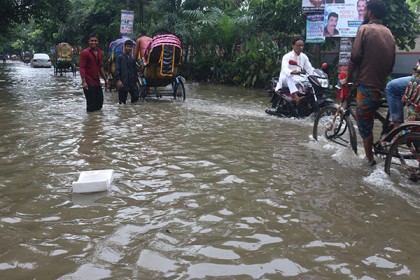 কুমিল্লা নগরীতে জলাবদ্ধতার দুর্ভোগ