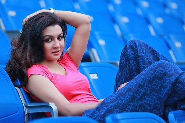 জয়ার জীবনে বিশেষ একজন আছেন!