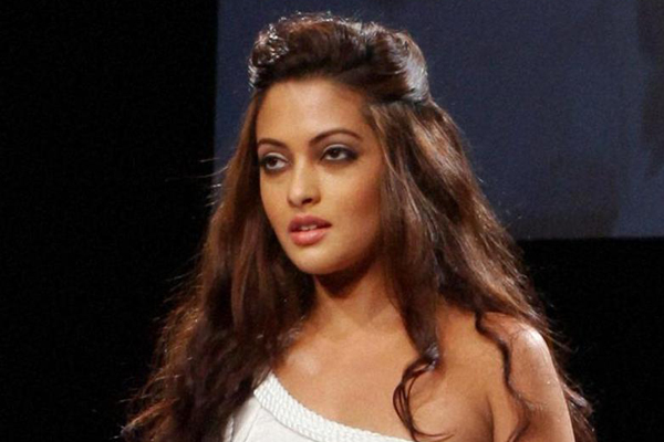 দেখে নিন রিয়া সেনের বিয়ের কার্ড