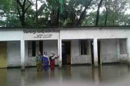ভারি বর্ষণে নোয়াখালীতে পানিবন্দী মানুষের ভোগান্তি 