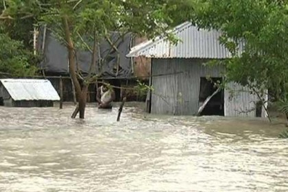 টাঙ্গাইলে বেড়িবাঁধ ভেঙে ৩০ গ্রাম প্লাবিত