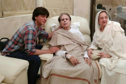 দিলীপ কুমারকে দেখতে গেলেন শাহরুখ খান 