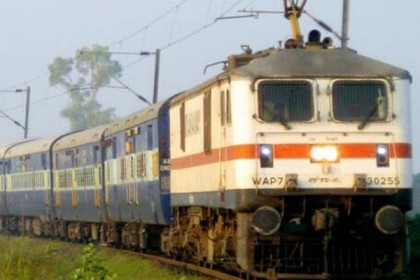 বন্যার কারণে পশ্চিমবঙ্গে রেল যোগাযোগ ব্যাহত