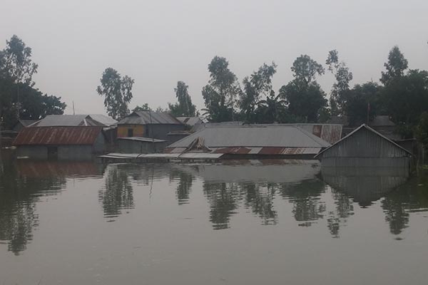 সিরাজগঞ্জে পানিবন্ধী ৩ লাখ মানুষ, বিশুদ্ধ পানির তীব্র সংকট 
