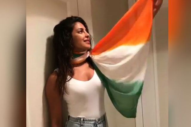 ফের পোশাক বিতর্কে প্রিয়াঙ্কা!
