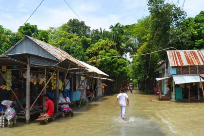 বন্যায় দোহার-নবাবগঞ্জে পানিবন্দি ৬০ হাজার মানুষ 