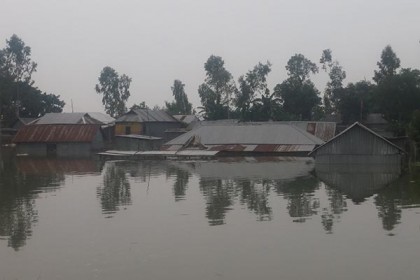 সিরাজগঞ্জে পানিবন্ধী ৩ লাখ মানুষ, বিশুদ্ধ পানির তীব্র সংকট 
