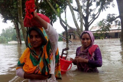 নওগাঁয় বন্যাকবলিত ২ লাখ মানুষ পানিবন্দী