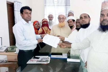 নোয়াখালীতে মানব বন্ধন ও ডিসিকে স্বারক লিপি