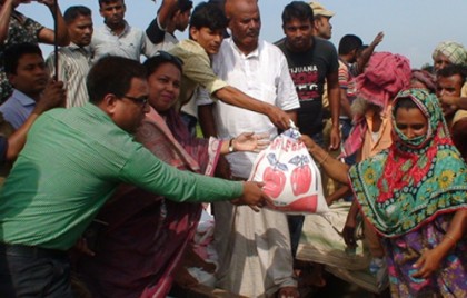 সিরাজগঞ্জে বন্যার্তদের মাঝে ডিসির ত্রাণ বিতরণ