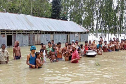 কেউ ত্রাণ নিয়ে যাচ্ছেন না, খাদ্য সংকটে কুড়িগ্রামের বানভাসি মানুষ 