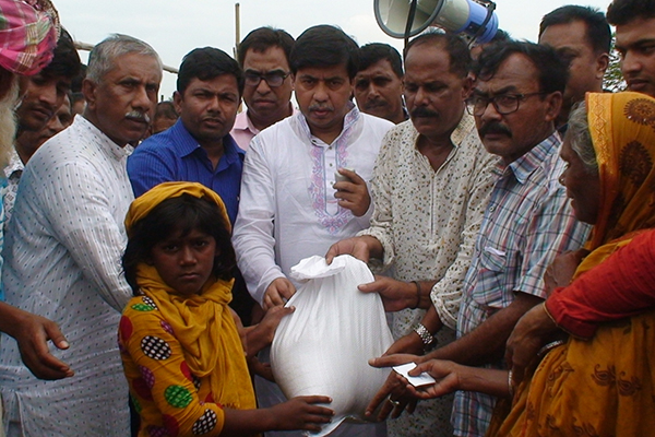 সিরাজগঞ্জে বানভাসী মানুষের মাঝে ত্রাণ বিতরণ
