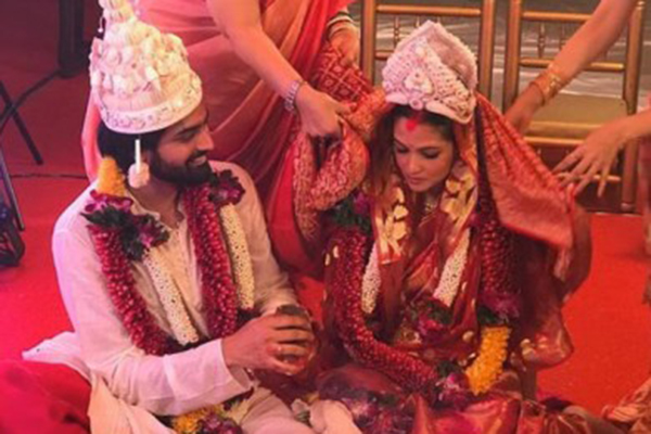 বিয়ের পিঁড়িতে রিয়া সেন