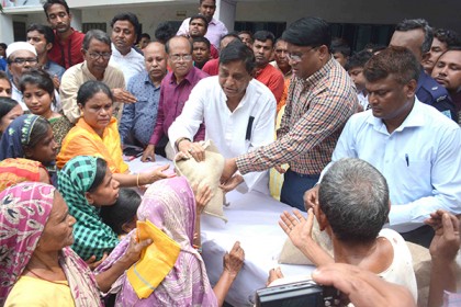 দিনাজপুরে দুই উপজেলায় ত্রাণ বিতরণ