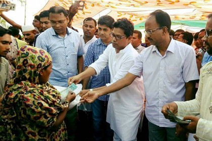 সিংড়ায় বন্যায় ক্ষতিগ্রস্তদের মাঝে ত্রাণ বিতরণ