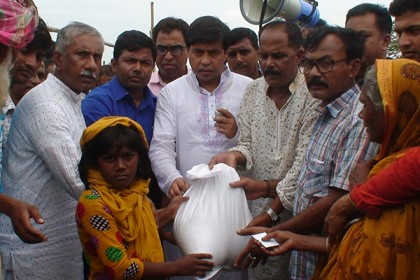 সিরাজগঞ্জে বানভাসী মানুষের মাঝে ত্রাণ বিতরণ