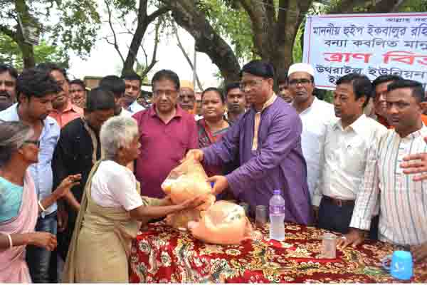 দিনাজপুরে বন্যার্তদের মাঝে ত্রাণ বিতরণ