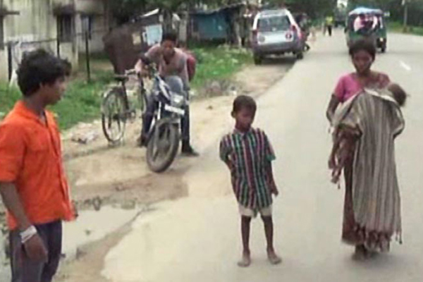 অ্যাম্বুলেন্সের অভাবে এবার মায়ের কোলেই শিশুর মৃত্যু!