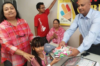 টরন্টোর ‘এ ই একাডেমী’র দ্বিতীয় সামার স্কুল আর্ট প্রোগ্রামের সমাপ্তি