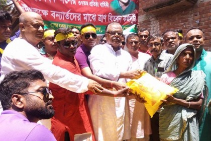নাটোরে স্বেচ্ছাসেবক দলের ত্রাণ বিতরণ