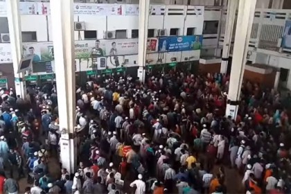 ২৮ আগস্টের টিকিটের জন্য কমলাপুরে উপচে পড়া ভিড়