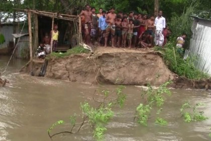 জয়পুরহাটে বাঁধ ভেঙ্গে সাড়ে ৩ শতাধিক বাড়ি-ঘর প্লাবিত