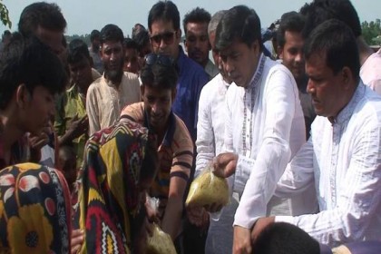 সিরাজগঞ্জে বানভাসী মানুষের মাঝে খিচুরি বিতরণ
