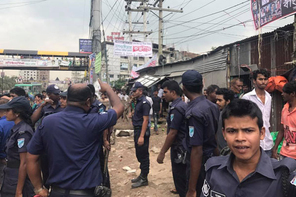 সাভারে অবৈধ কাঁচা বাজার ও দোকানপাট উচ্ছেদ অভিযান