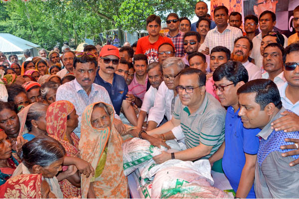 বগুড়ায় বন্যা দুর্গতদের মাঝে বিএনপির ত্রাণ বিতরণ