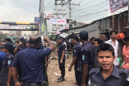 সাভারে অবৈধ কাঁচা বাজার ও দোকানপাট উচ্ছেদ অভিযান