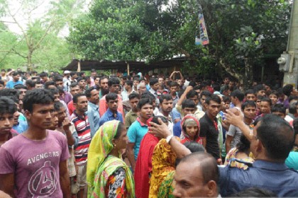 টঙ্গীতে বকেয়া বেতনের দাবিতে শ্রমিক বিক্ষোভ