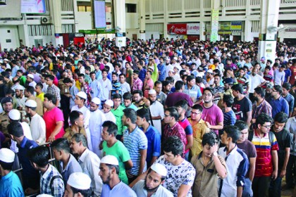 কমলাপুরে টিকেট প্রত্যাশীদের ভিড়, দেয়া হচ্ছে ২৯ আগস্টের টিকিট