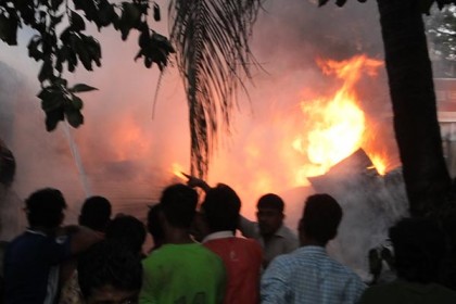 কুমিল্লায় জামে মসজিদ মার্কেটে ভয়াবহ অগ্নিকাণ্ড
