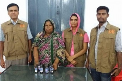 
নওগাঁয় ফেন্সিডিলসহ নারী মাদক ব্যবসায়ী আটক