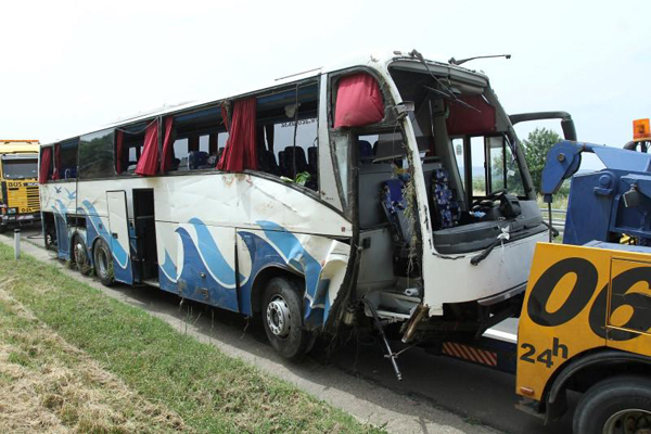মেসিডোনিয়ায় বাস দুর্ঘটনায় নিহত ১, আহত ২৯