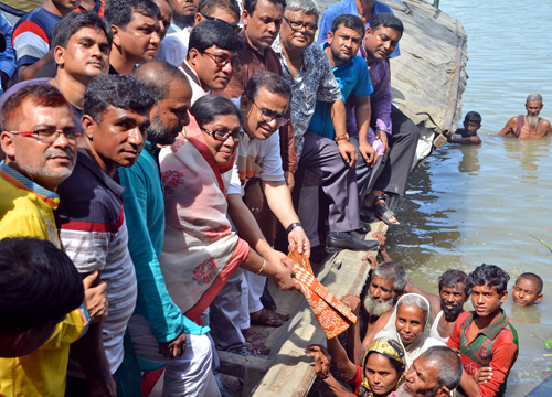 বগুড়ায় বন্যার্তদের মাঝে বিএনপির ত্রান বিতরণ